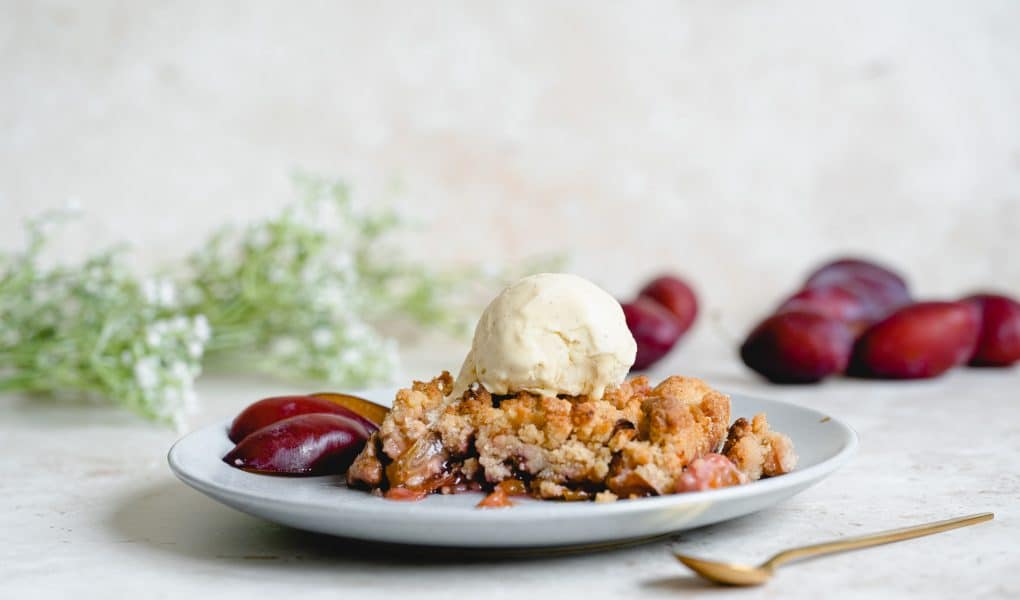 Crumble aux Prunes et Amandes La Cuisine de Géraldine