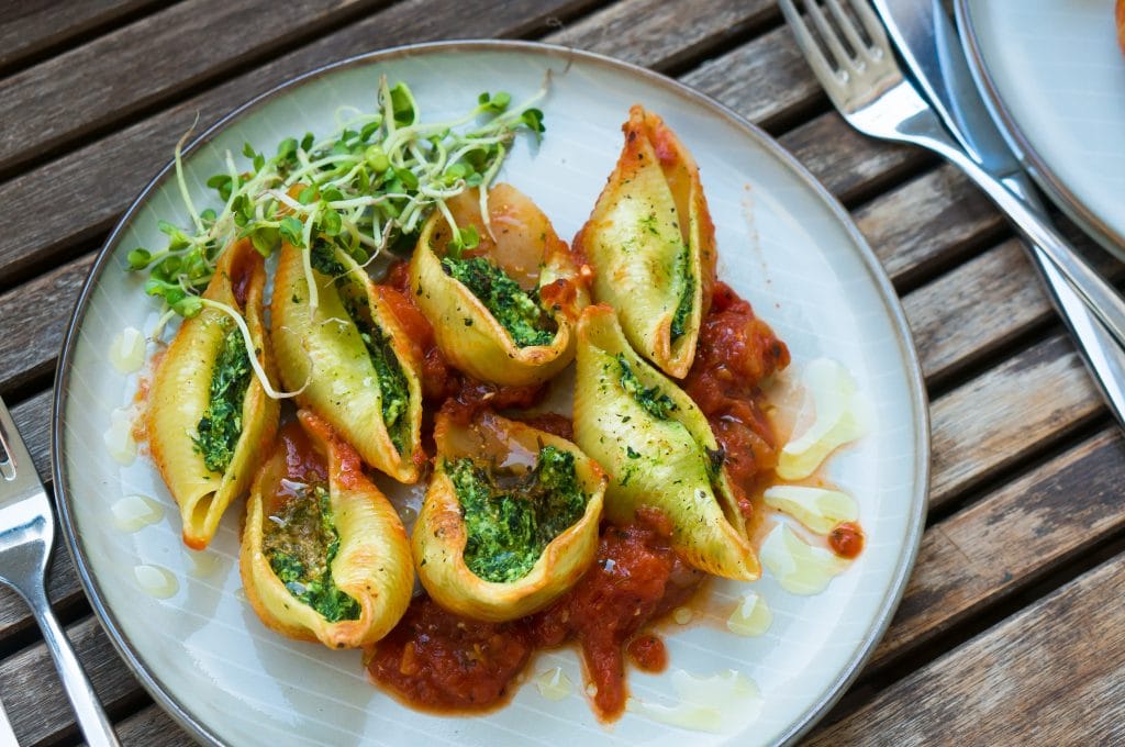 Stuffed conchiglionis with spinach and ricotta cheese