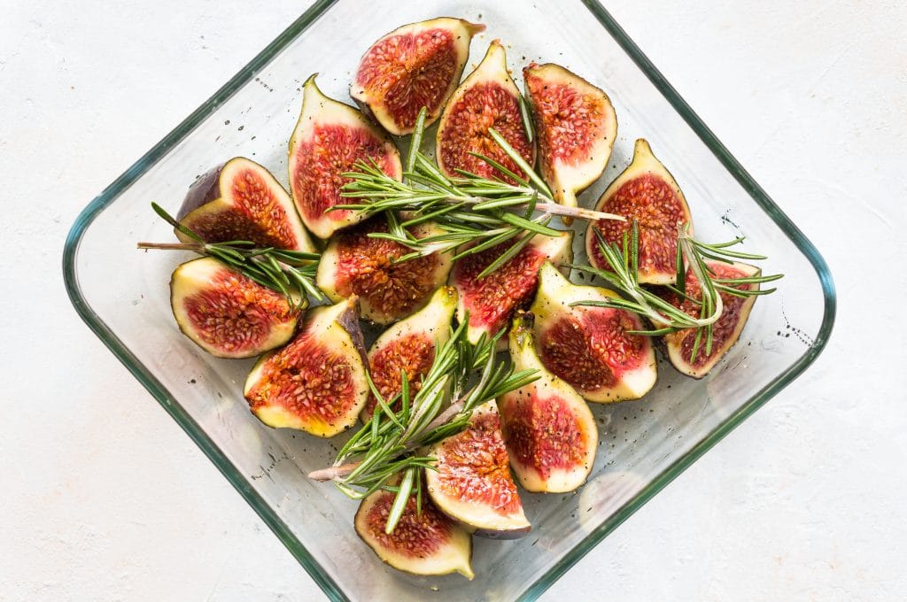Roasted figs with honey and rosemary