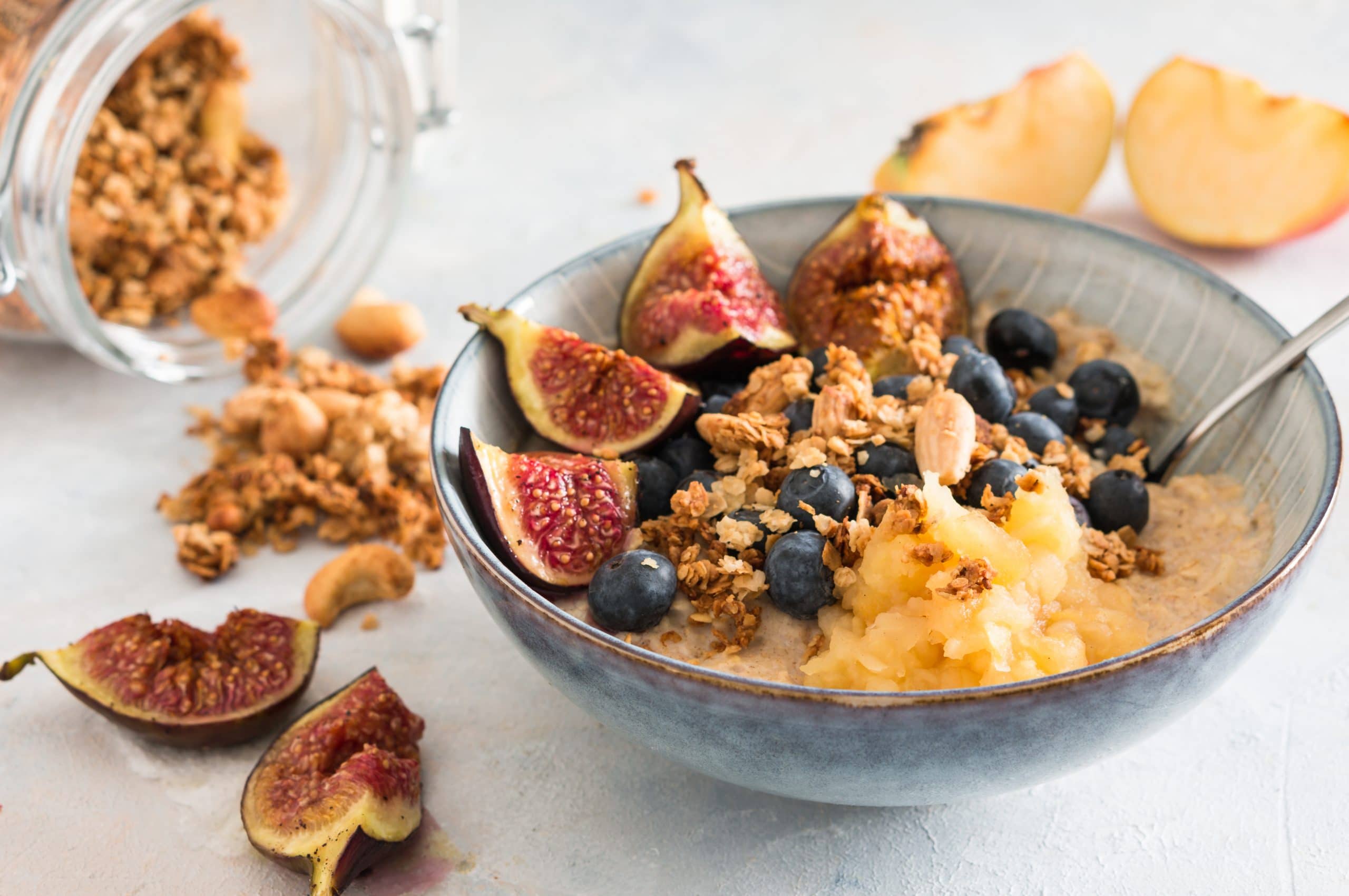 Oatmeal with Figs, Apples and Cinnamon