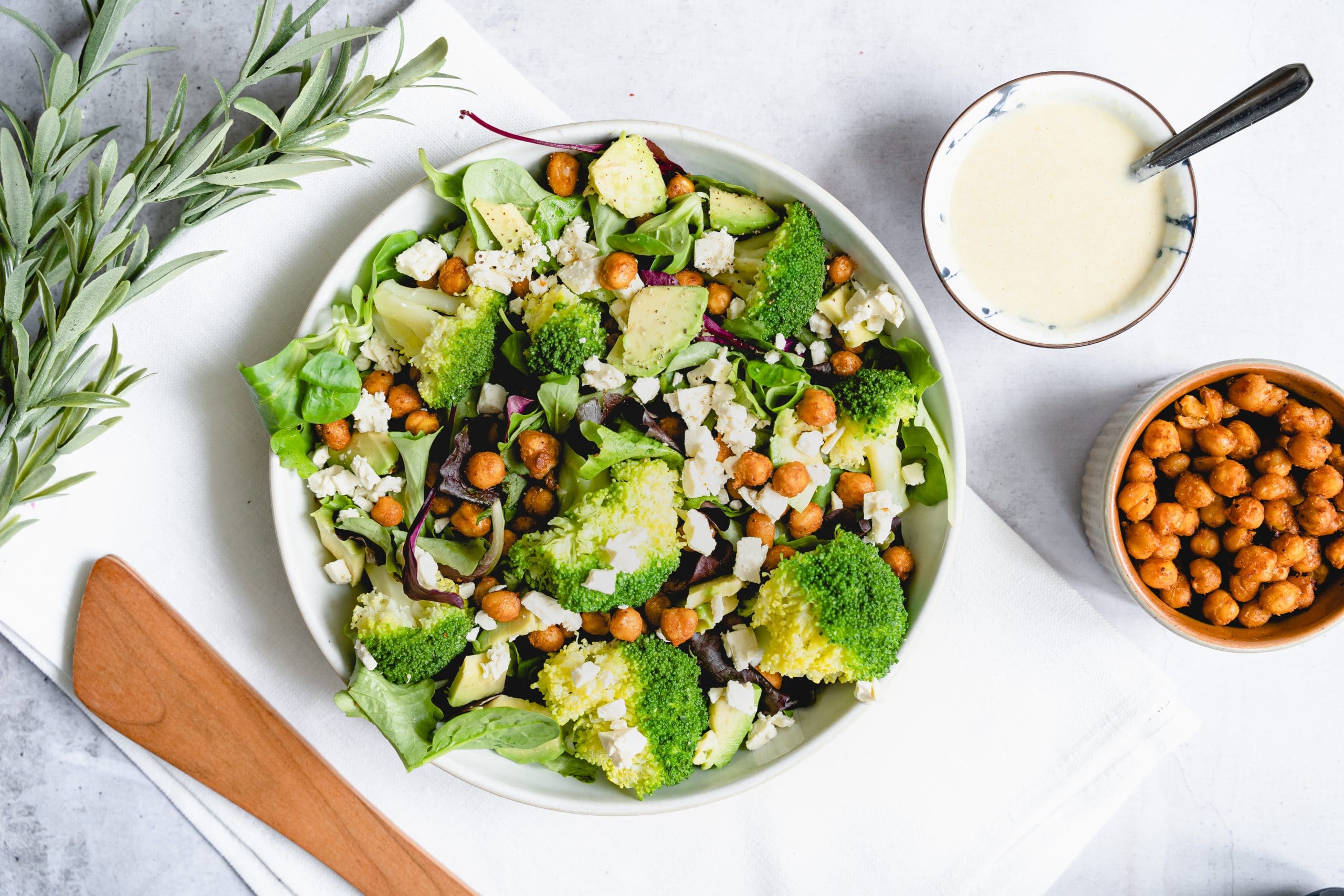 Salat mit Kichererbsen, Brokkoli und Tahini-Dressing