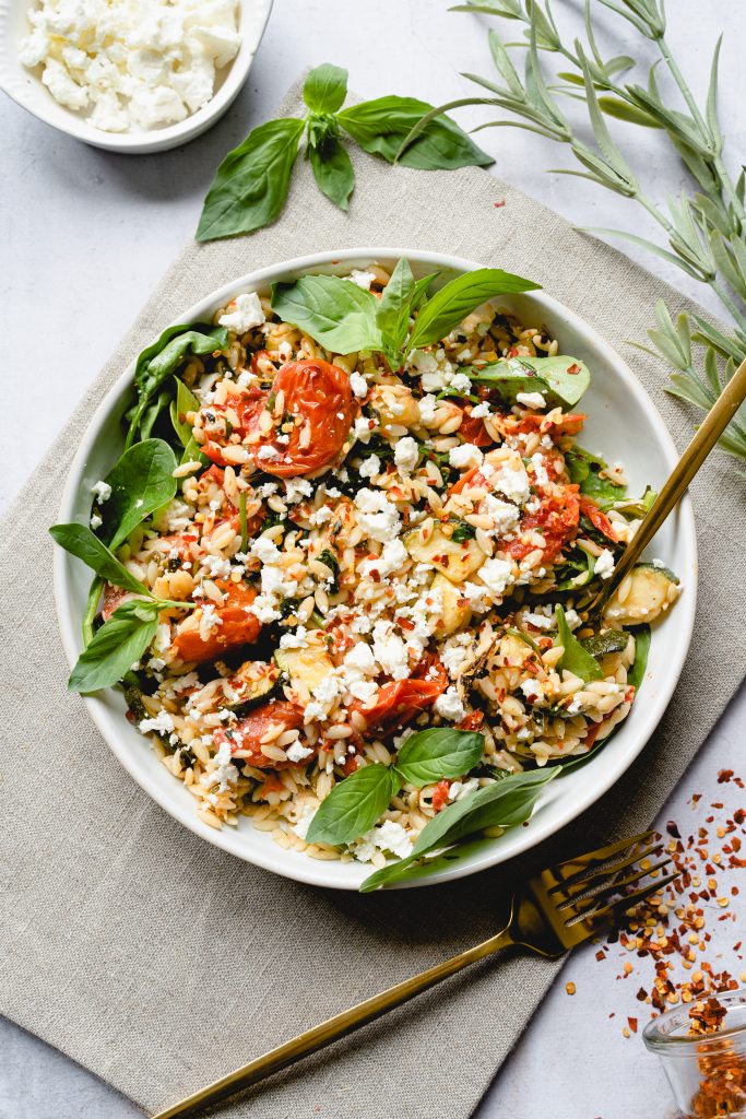 Orzo mit Gerösteten Tomaten und Zucchini