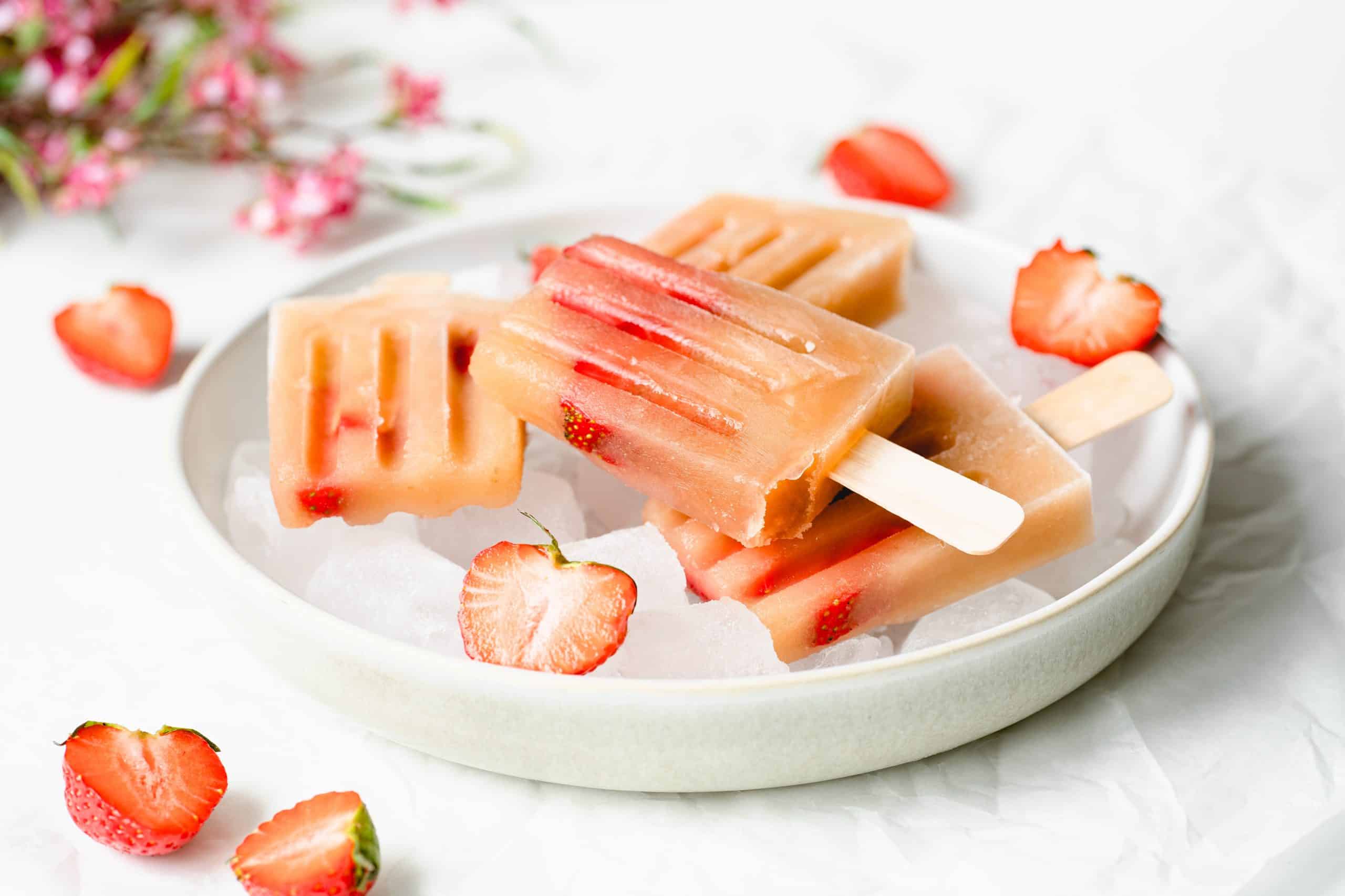 Apfelmus-Popsicles mit Erdbeeren
