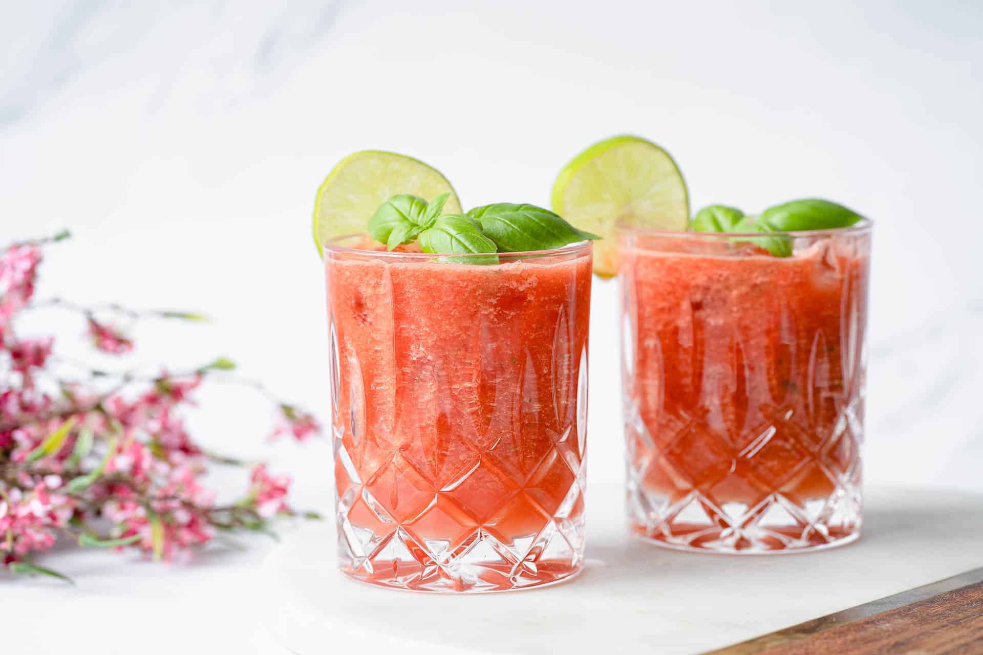 Cocktail mit Wassermelone, Basilikum und Limette