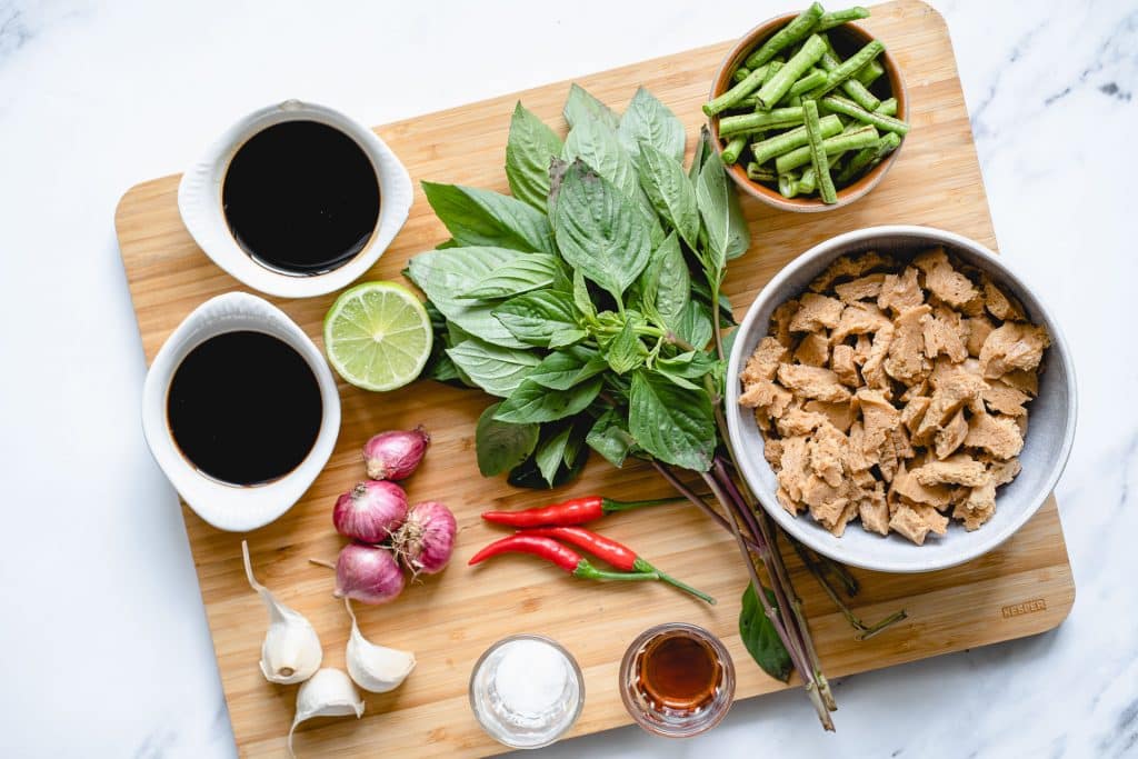 Veganes Thai-Basilikum-Hühnchen (Pad Kra Pao)