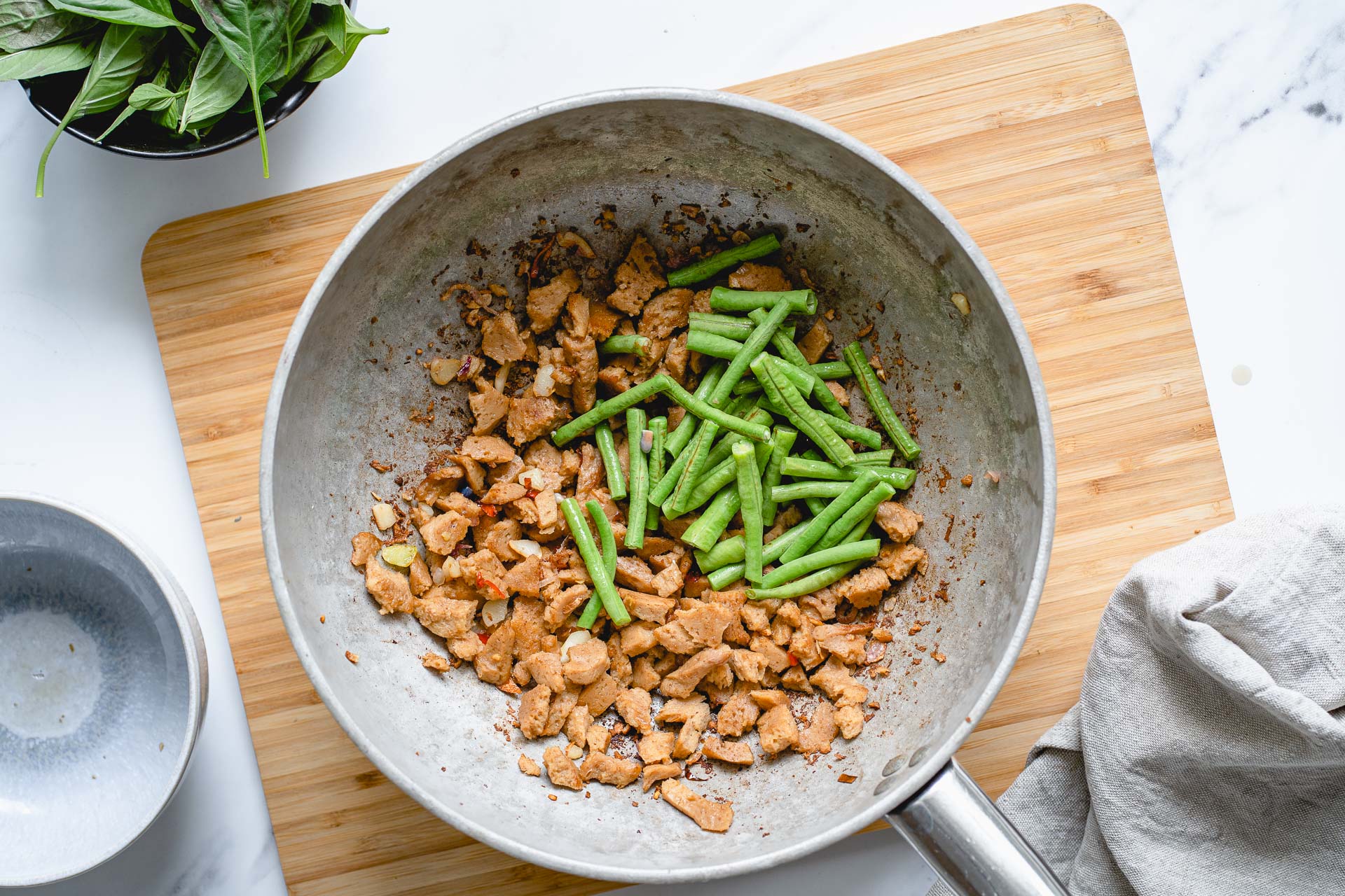 Veganes Pad Kra Pao (mit Thai Basilikum) | La Cuisine de Géraldine