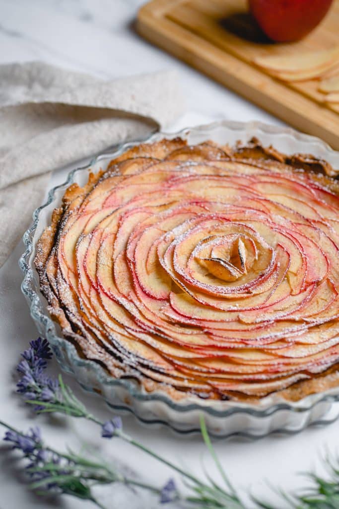 Rosen-Apfelkuchen mit Puderzucker verziert
