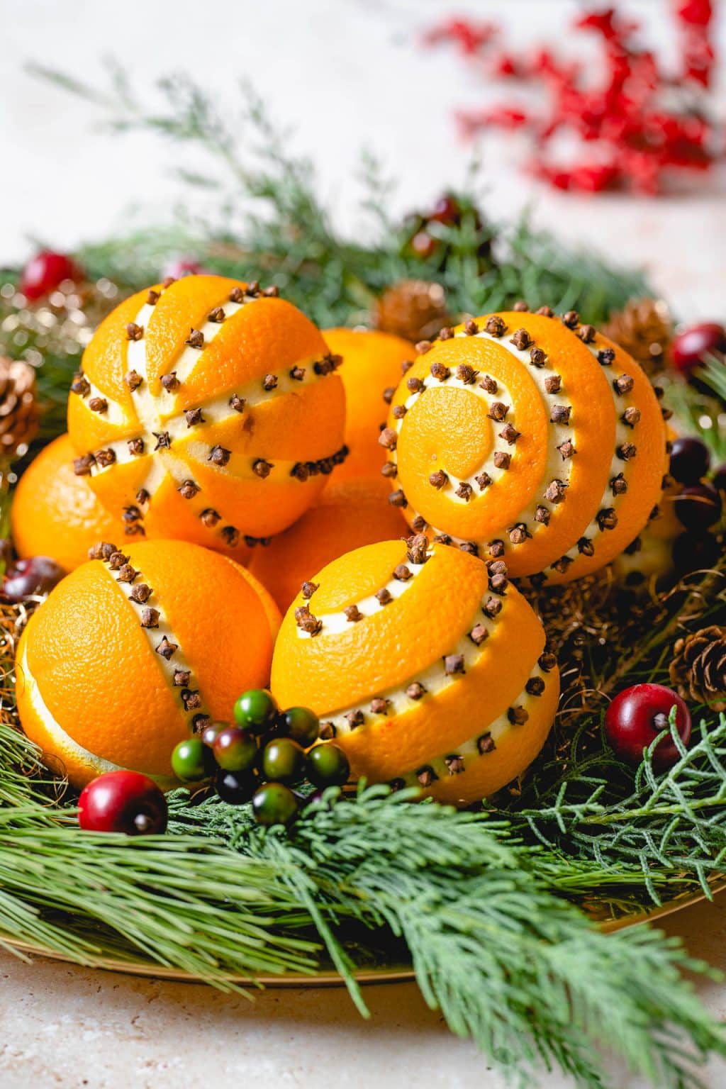 La Magie des Oranges Clouées : Un Noël Traditionnel et Parfumé