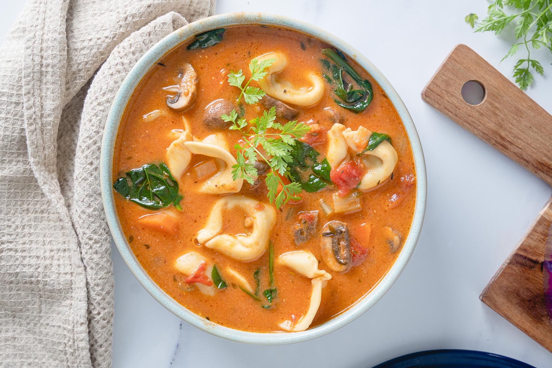 Cremige Tortellini-Suppe mit Gemüse