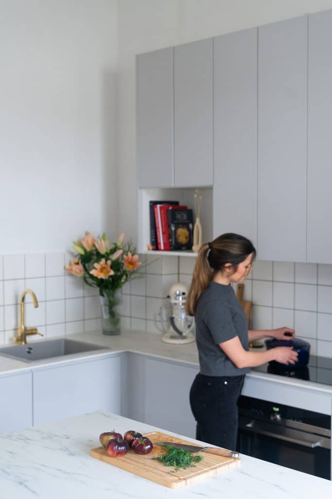 Zoom sur une blogueuse en train de cuisine dans la nouvelle cuisine