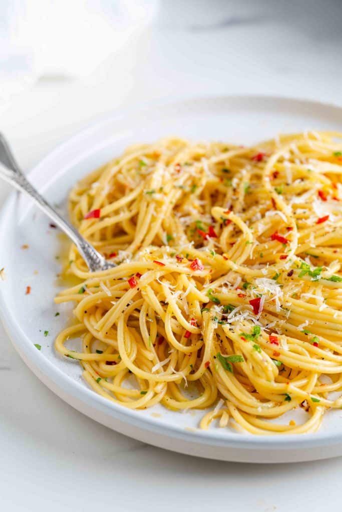 Zoom in on a plate of spaghetti with garlic and chilli
