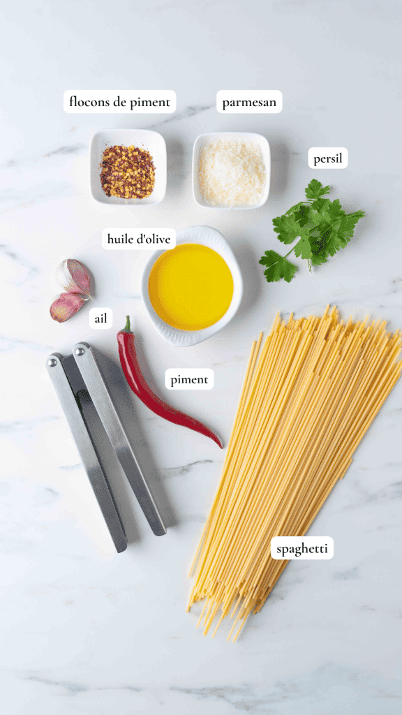 Ingrédient pour préparer des spaghetti à l'ail et au piment