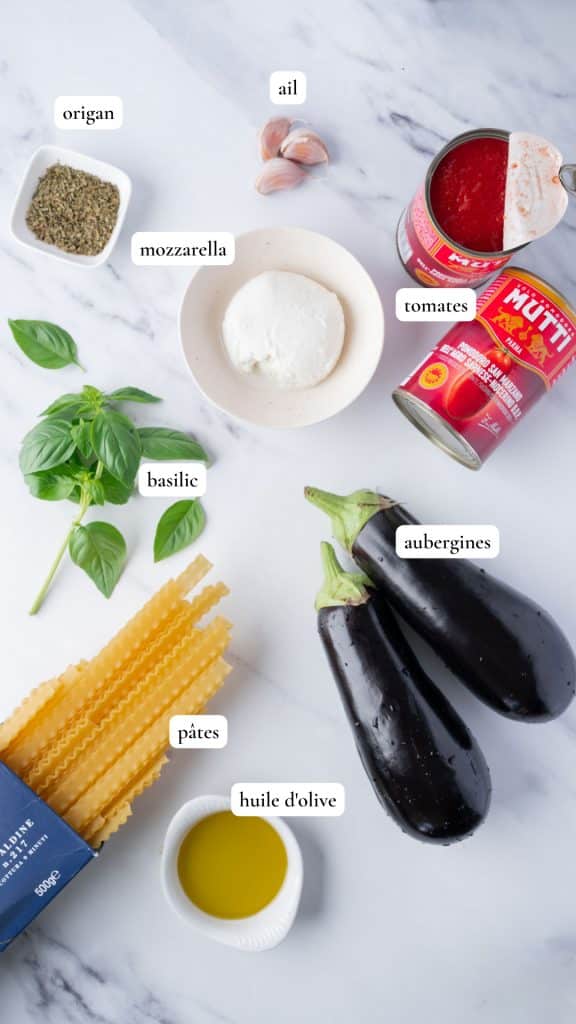 Ingrédients pour préparer des pâtes aux aubergines et à la mozzarella