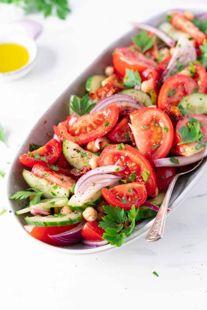Zoom sur une Salade de Tomates et Concombre