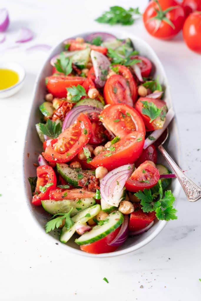 Zoom auf einen Tomaten-Gurken-Salat