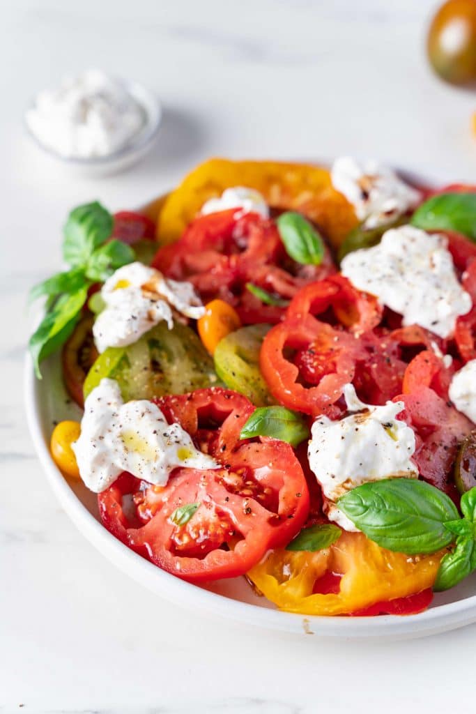 zoom sur une Salade de Tomates multicolores avec de la Burrata dessus 