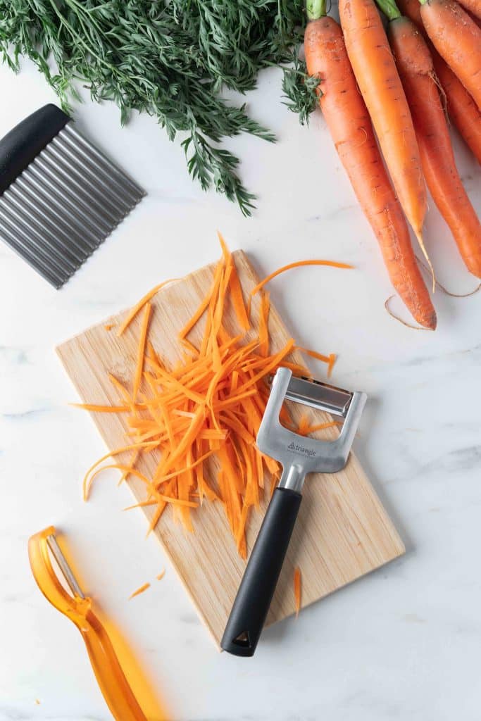 Karotten mit einem Julienneschneider geschnitten