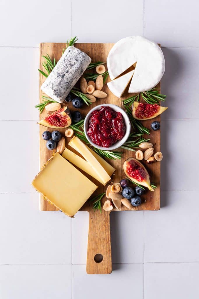 Zoom sur un plateau de fromage servi avec du chutney de figues