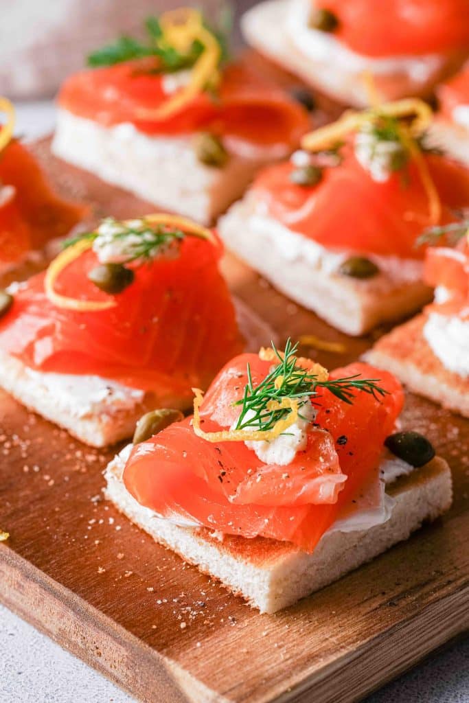 Zoom on a smoked salmon canapé