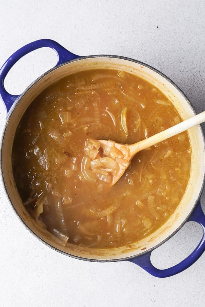 Vue d'une soupe à l'oignon dans un four à hotte