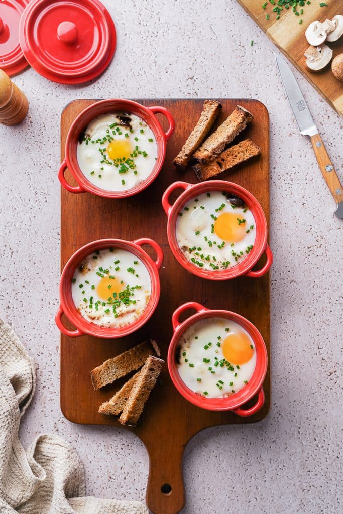 Draufsicht auf vier Oeufs Cocotte oder Französische gebackene Eier