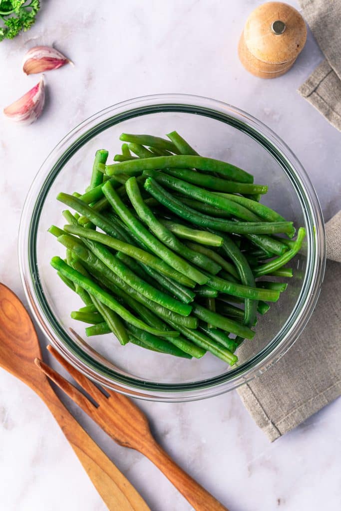Zoom on a bowl of green beans.