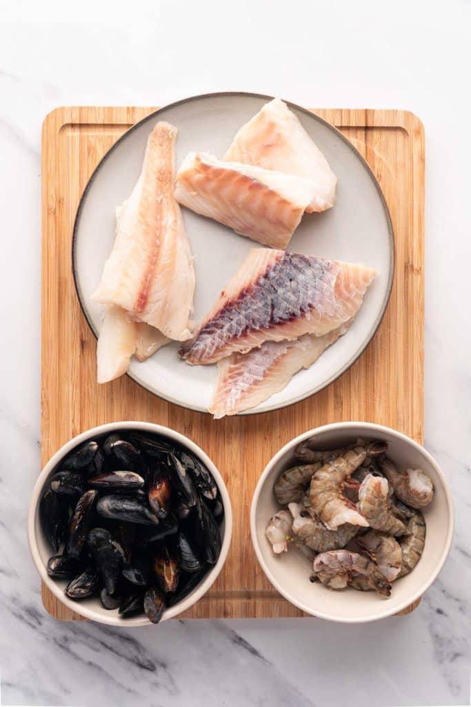 Zoom auf die Fische und Meeresfrüchte, die eine Bouillabaisse beinhalten kann. 