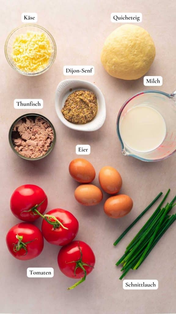 Liste der Zutaten für die Zubereitung einer Quiche mit Thunfisch, Tomaten und Senf