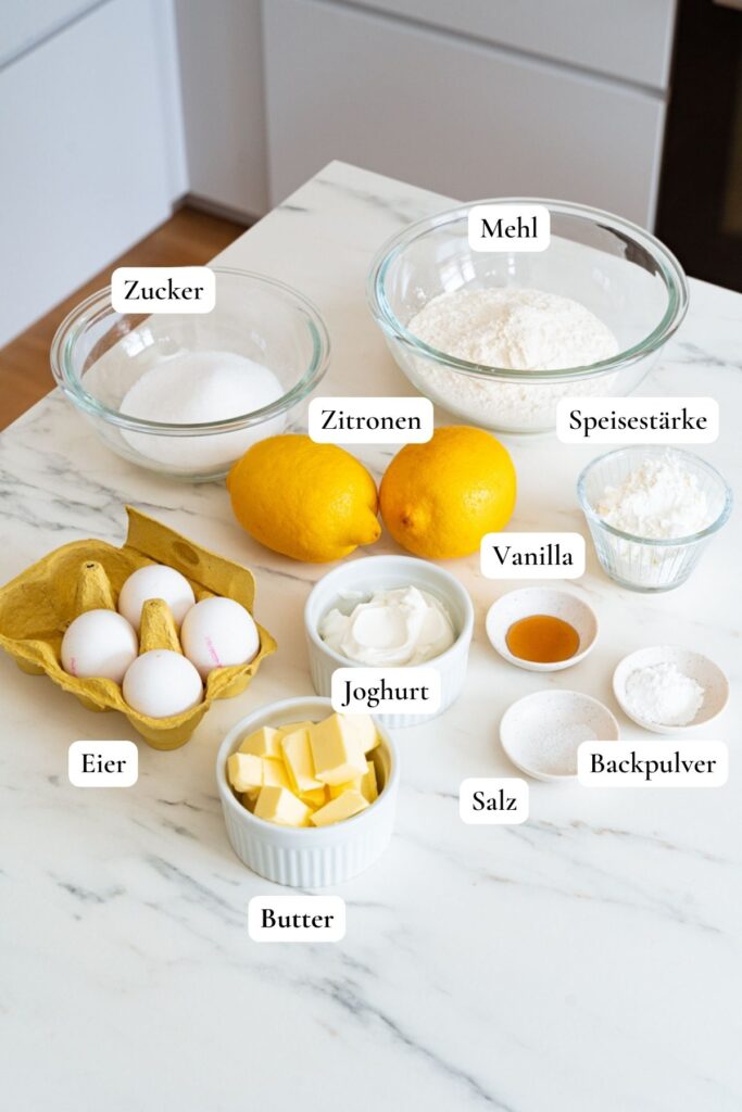 Zutaten auf der Küchenarbeitsplatte, um einen saftigen Zitronenkuchen zu backen