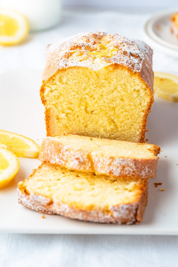 Un cake au citron moelleux coupé en tranches