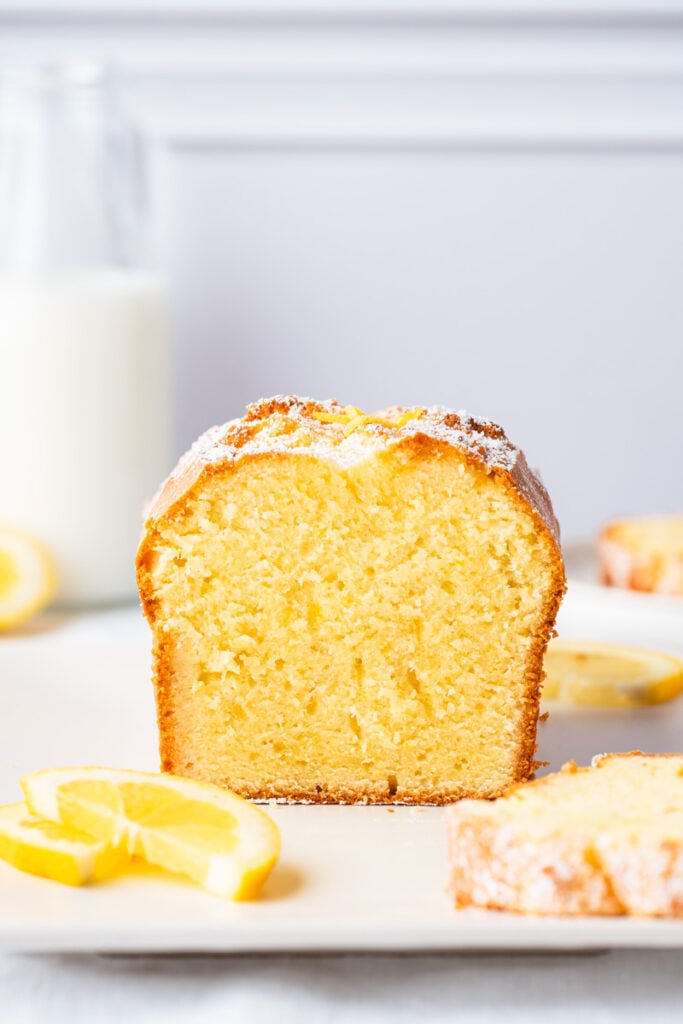 Zoom sur un cake au citron moelleux