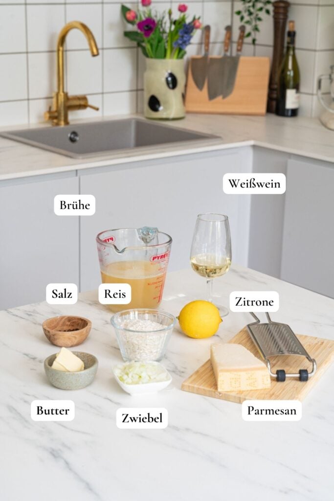 Zutaten für die Zubereitung des cremigem Zitronenrisottos mit Parmesankäse