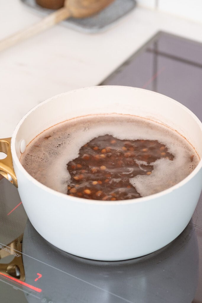 Lentilles en train de cuire dans une casserole 