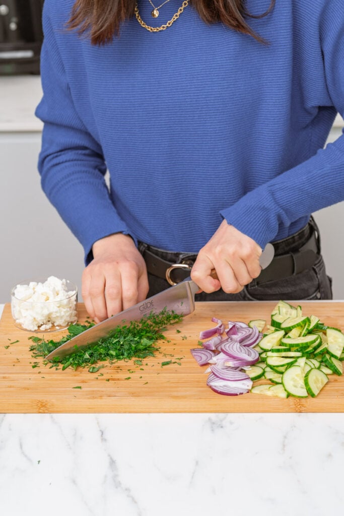 Géraldine coupe les légumes pour la salade de lentilles