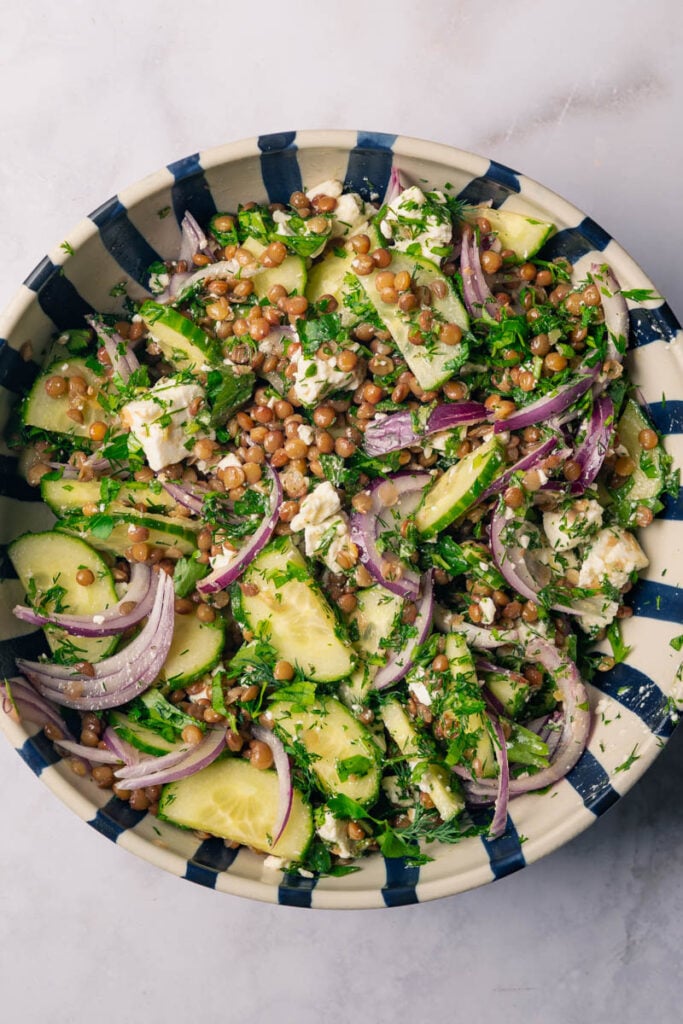 Salat aus Linsen, Minze und Feta in einer Schüssel