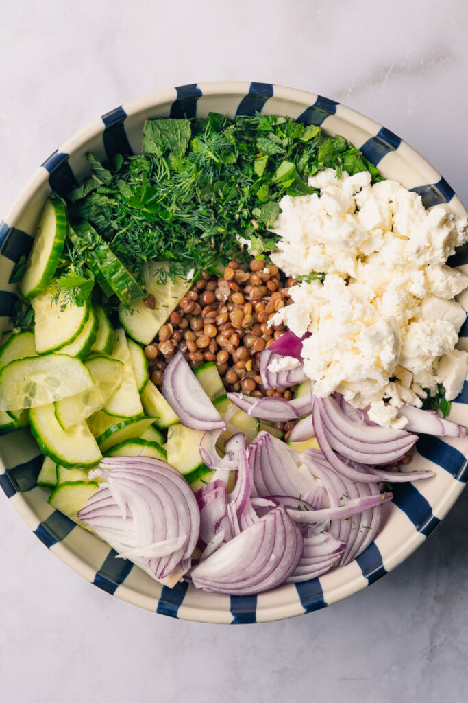 Salat mit Linsen, Minze und Feta vor dem Vermischen